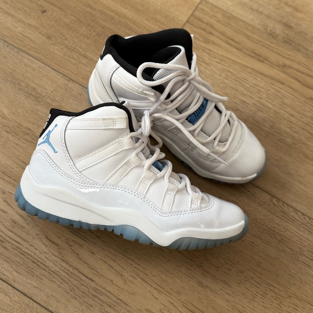 Jordan 11 Retro
Legend Blue (2024) Youth size 1